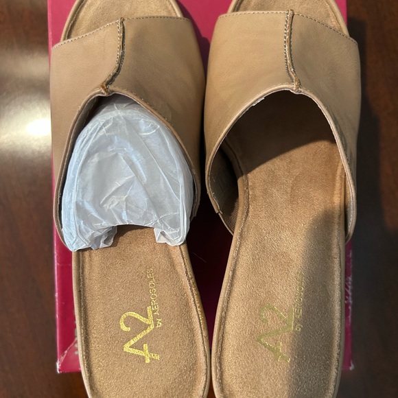 NWT-A2 By Designer Aerosoles Tan Summer Mules Sandles - Picture 6 of 7